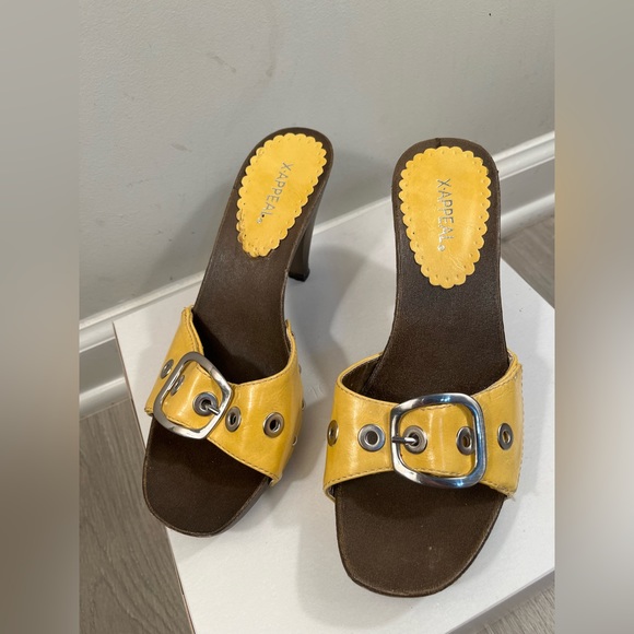 Beautiful Yellow Heels Size 7 - Picture 3 of 7